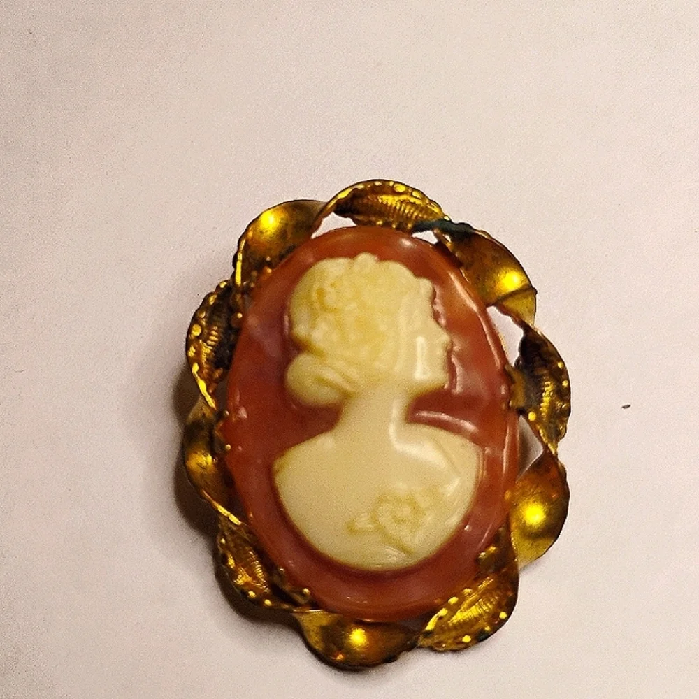 Vintage‎ Gold Tone Cameo Brooch